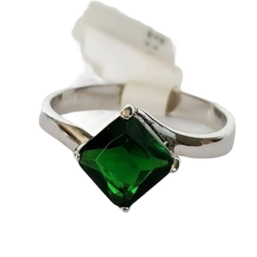 Silver Plated princess Cut Green birthstobe ring